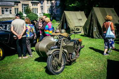 Reims, Fransa, 10 Mayıs 2025. Dünya Savaşı 'ndan kalma kostümlü insanlar, araçlar, silahlar, lojistik ve dönem aksesuarlarıyla 1945 Amerikan Müttefik askeri kampının tarihi yeniden canlandırmasını ziyaret etti.