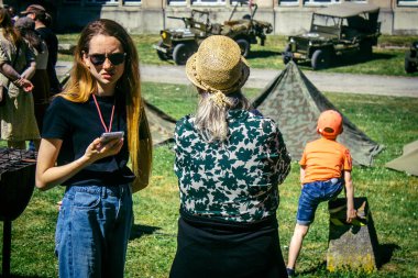 Reims, Fransa, 10 Mayıs 2025. Dünya Savaşı 'ndan kalma kostümlü insanlar, araçlar, silahlar, lojistik ve dönem aksesuarlarıyla 1945 Amerikan Müttefik askeri kampının tarihi yeniden canlandırmasını ziyaret etti.