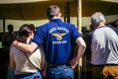 Reims, Fransa, 10 Mayıs 2025. Dünya Savaşı 'ndan kalma kostümlü insanlar, araçlar, silahlar, lojistik ve dönem aksesuarlarıyla 1945 Amerikan Müttefik askeri kampının tarihi yeniden canlandırmasını ziyaret etti.
