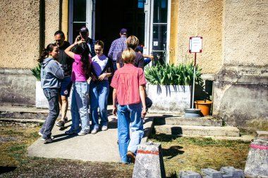 Reims, Fransa, 10 Mayıs 2025. Dünya Savaşı 'ndan kalma kostümlü insanlar, araçlar, silahlar, lojistik ve dönem aksesuarlarıyla 1945 Amerikan Müttefik askeri kampının tarihi yeniden canlandırmasını ziyaret etti.