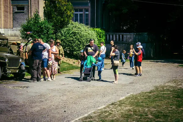 Reims, Fransa, 10 Mayıs 2025. Dünya Savaşı 'ndan kalma kostümlü insanlar, araçlar, silahlar, lojistik ve dönem aksesuarlarıyla 1945 Amerikan Müttefik askeri kampının tarihi yeniden canlandırmasını ziyaret etti.