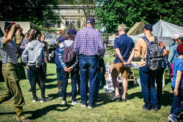 Reims, Fransa, 10 Mayıs 2025. Dünya Savaşı 'ndan kalma kostümlü insanlar, araçlar, silahlar, lojistik ve dönem aksesuarlarıyla 1945 Amerikan Müttefik askeri kampının tarihi yeniden canlandırmasını ziyaret etti.