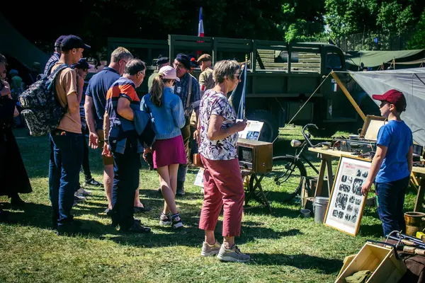 Reims, Fransa, 10 Mayıs 2025. Dünya Savaşı 'ndan kalma kostümlü insanlar, araçlar, silahlar, lojistik ve dönem aksesuarlarıyla 1945 Amerikan Müttefik askeri kampının tarihi yeniden canlandırmasını ziyaret etti.