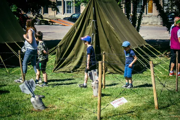 Reims, Fransa, 10 Mayıs 2025. Dünya Savaşı 'ndan kalma kostümlü insanlar, araçlar, silahlar, lojistik ve dönem aksesuarlarıyla 1945 Amerikan Müttefik askeri kampının tarihi yeniden canlandırmasını ziyaret etti.