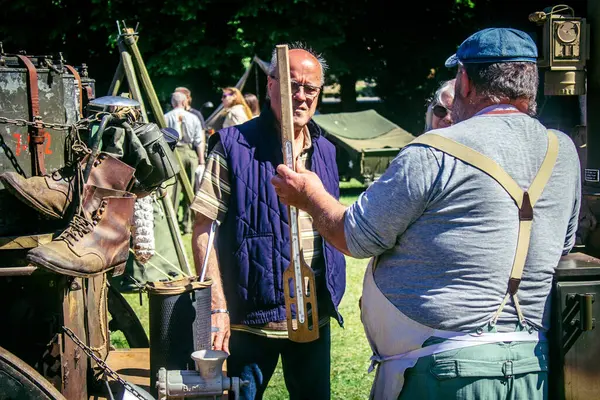 Reims, Fransa, 10 Mayıs 2025. Dünya Savaşı 'ndan kalma kostümlü insanlar, araçlar, silahlar, lojistik ve dönem aksesuarlarıyla 1945 Amerikan Müttefik askeri kampının tarihi yeniden canlandırmasını ziyaret etti.