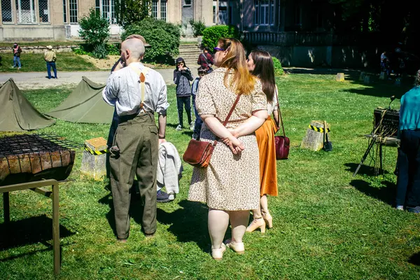 Reims, Fransa, 10 Mayıs 2025. Dünya Savaşı 'ndan kalma kostümlü insanlar, araçlar, silahlar, lojistik ve dönem aksesuarlarıyla 1945 Amerikan Müttefik askeri kampının tarihi yeniden canlandırmasını ziyaret etti.