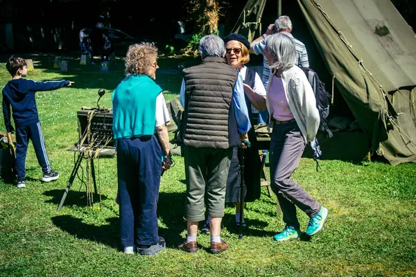 Reims, Fransa, 10 Mayıs 2025. Dünya Savaşı 'ndan kalma kostümlü insanlar, araçlar, silahlar, lojistik ve dönem aksesuarlarıyla 1945 Amerikan Müttefik askeri kampının tarihi yeniden canlandırmasını ziyaret etti.