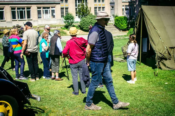 Reims, Fransa, 10 Mayıs 2025. Dünya Savaşı 'ndan kalma kostümlü insanlar, araçlar, silahlar, lojistik ve dönem aksesuarlarıyla 1945 Amerikan Müttefik askeri kampının tarihi yeniden canlandırmasını ziyaret etti.