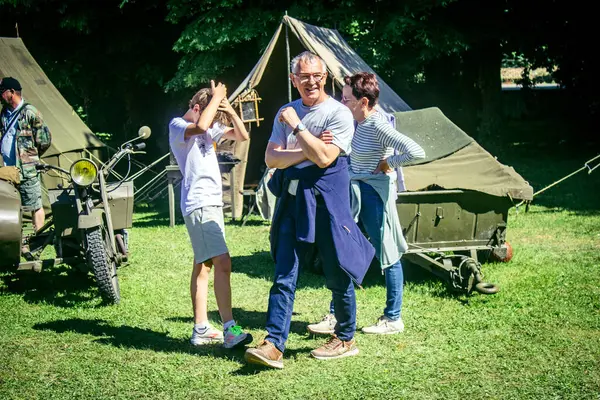 Reims, Fransa, 10 Mayıs 2025. Dünya Savaşı 'ndan kalma kostümlü insanlar, araçlar, silahlar, lojistik ve dönem aksesuarlarıyla 1945 Amerikan Müttefik askeri kampının tarihi yeniden canlandırmasını ziyaret etti.