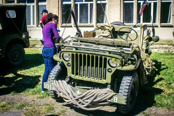 Reims, Fransa, 10 Mayıs 2025. Dünya Savaşı 'ndan kalma kostümlü insanlar, araçlar, silahlar, lojistik ve dönem aksesuarlarıyla 1945 Amerikan Müttefik askeri kampının tarihi yeniden canlandırmasını ziyaret etti.