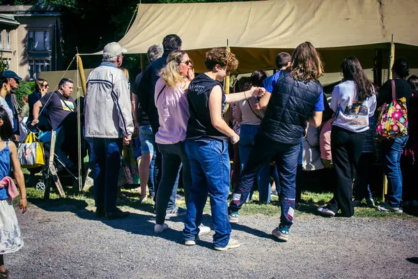 Reims, Fransa, 10 Mayıs 2025. Dünya Savaşı 'ndan kalma kostümlü insanlar, araçlar, silahlar, lojistik ve dönem aksesuarlarıyla 1945 Amerikan Müttefik askeri kampının tarihi yeniden canlandırmasını ziyaret etti.