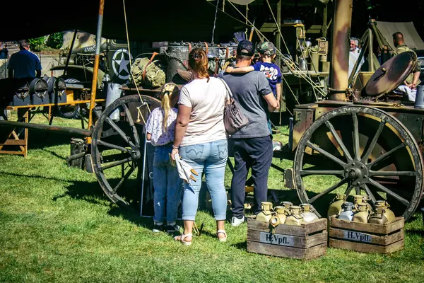 Reims, Fransa, 10 Mayıs 2025. Dünya Savaşı 'ndan kalma kostümlü insanlar, araçlar, silahlar, lojistik ve dönem aksesuarlarıyla 1945 Amerikan Müttefik askeri kampının tarihi yeniden canlandırmasını ziyaret etti.