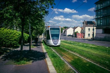Reims, Fransa, 15 Mayıs 2025 Fransa 'da ikonik bir şehir olan Reims sokaklarından modern bir elektrikli tramvay geçiyor. Bu, şehri dolaşmak için hızlı ve ekonomik bir yol..