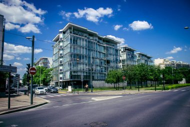 Reims, Fransa, 15 Mayıs 2025 Reims şehri ve cepheleri. Kentsel mimari, Fransa 'nın en büyük kentlerinden birinde modern yapı ve tarihi yapıları harmanlayan olağanüstü bir yapı.