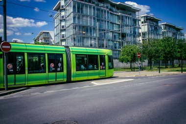 Reims, Fransa, 15 Mayıs 2025 Fransa 'da ikonik bir şehir olan Reims sokaklarından modern bir elektrikli tramvay geçiyor. Bu, şehri dolaşmak için hızlı ve ekonomik bir yol..