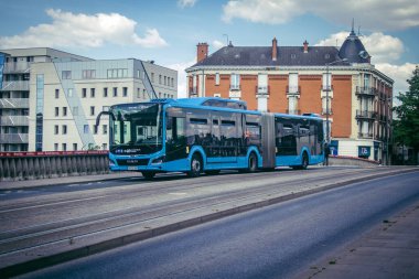 Reims, Fransa, 15 Mayıs 2025 Fransız Şampanya Bölgesi 'nde ikonik bir şehir olan Reims caddelerinden bir otobüs geçiyor. Şehri dolaşmak için hızlı ve ekonomik bir yol..