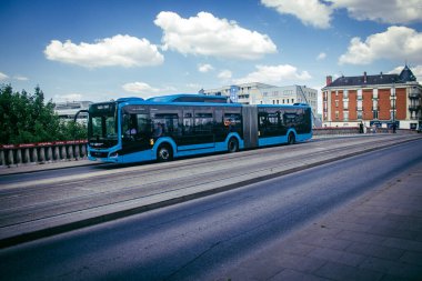 Reims, Fransa, 15 Mayıs 2025 Fransız Şampanya Bölgesi 'nde ikonik bir şehir olan Reims caddelerinden bir otobüs geçiyor. Şehri dolaşmak için hızlı ve ekonomik bir yol..