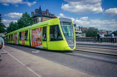 Reims, Fransa, 15 Mayıs 2025 Fransa 'da ikonik bir şehir olan Reims sokaklarından modern bir elektrikli tramvay geçiyor. Bu, şehri dolaşmak için hızlı ve ekonomik bir yol..