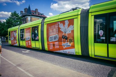Reims, Fransa, 15 Mayıs 2025 Fransa 'da ikonik bir şehir olan Reims sokaklarından modern bir elektrikli tramvay geçiyor. Bu, şehri dolaşmak için hızlı ve ekonomik bir yol..
