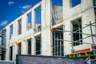 Bezannes, Fransa, 5 Mayıs 2025. Bezannes, Marne Bölümü 'nde 12 ünite apartman yapım aşamasında. Kısmen Fransa 'da bir ilk olan 3D beton yazıcı kullanılarak inşa ediliyor.