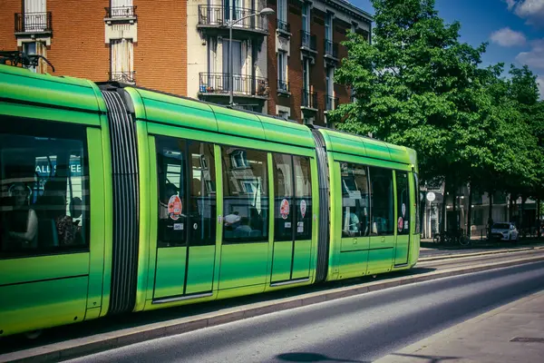 Reims, Fransa, 15 Mayıs 2025 Fransa 'da ikonik bir şehir olan Reims sokaklarından modern bir elektrikli tramvay geçiyor. Bu, şehri dolaşmak için hızlı ve ekonomik bir yol..