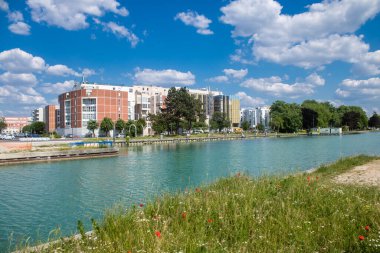 Reims, Fransa, 15 Mayıs 2025 Reims şehri ve cepheleri. Kentsel mimari, Fransa 'nın en büyük kentlerinden birinde modern yapı ve tarihi yapıları harmanlayan olağanüstü bir yapı.