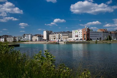 Reims, Fransa, 15 Mayıs 2025 Reims şehri ve cepheleri. Kentsel mimari, Fransa 'nın en büyük kentlerinden birinde modern yapı ve tarihi yapıları harmanlayan olağanüstü bir yapı.