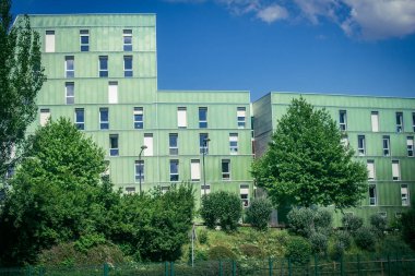 Reims, Fransa, 15 Mayıs 2025 Reims şehri ve cepheleri. Kentsel mimari, Fransa 'nın en büyük kentlerinden birinde modern yapı ve tarihi yapıları harmanlayan olağanüstü bir yapı.