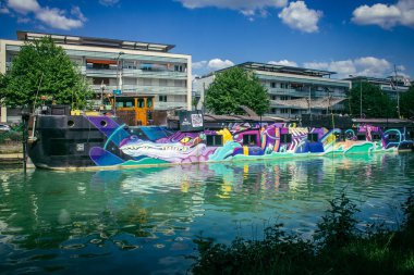 Reims, Fransa, 15 Mayıs 2025 Tekneleri Reims Kanal Limanı 'na demirlemiştir. Gemiler sık sık ev olarak kullanılıyor ve çok az denize açılıyorlar..