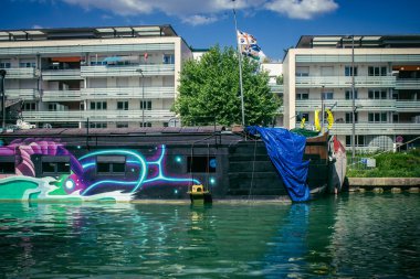 Reims, Fransa, 15 Mayıs 2025 Tekneleri Reims Kanal Limanı 'na demirlemiştir. Gemiler sık sık ev olarak kullanılıyor ve çok az denize açılıyorlar..