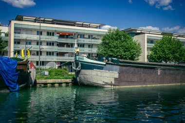 Reims, Fransa, 15 Mayıs 2025 Tekneleri Reims Kanal Limanı 'na demirlemiştir. Gemiler sık sık ev olarak kullanılıyor ve çok az denize açılıyorlar..