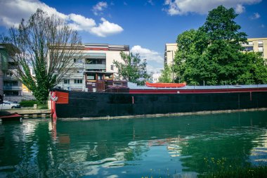 Reims, Fransa, 15 Mayıs 2025 Tekneleri Reims Kanal Limanı 'na demirlemiştir. Gemiler sık sık ev olarak kullanılıyor ve çok az denize açılıyorlar..