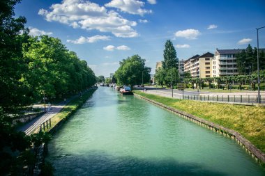 Reims, Fransa, 15 Mayıs 2025 Reims şehri ve cepheleri. Kentsel mimari, Fransa 'nın en büyük kentlerinden birinde modern yapı ve tarihi yapıları harmanlayan olağanüstü bir yapı.