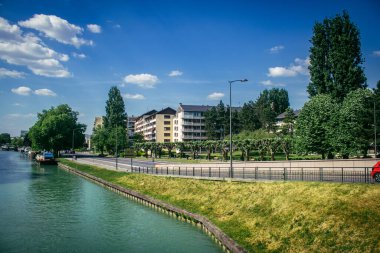 Reims, Fransa, 15 Mayıs 2025 Reims şehri ve cepheleri. Kentsel mimari, Fransa 'nın en büyük kentlerinden birinde modern yapı ve tarihi yapıları harmanlayan olağanüstü bir yapı.