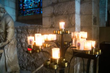 Reims, Fransa, 15 Mayıs 2025 Saint-Remi Bazilikası, Reims 'de bir ortaçağ manastırı kilisesidir. 11. yüzyılda kurulmuş ve Kuzey Fransa 'nın en büyük Romanesk kilisesidir..