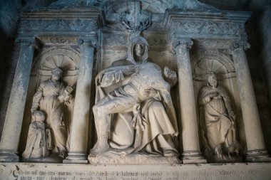 Reims, Fransa, 15 Mayıs 2025 Saint-Remi Bazilikası, Reims 'de bir ortaçağ manastırı kilisesidir. 11. yüzyılda kurulmuş ve Kuzey Fransa 'nın en büyük Romanesk kilisesidir..