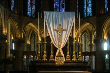 Reims, Fransa, 15 Mayıs 2025 Saint-Remi Bazilikası, Reims 'de bir ortaçağ manastırı kilisesidir. 11. yüzyılda kurulmuş ve Kuzey Fransa 'nın en büyük Romanesk kilisesidir..