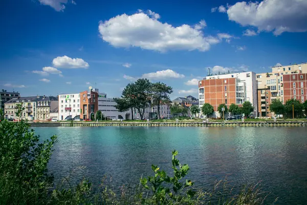 Reims, Fransa, 15 Mayıs 2025 Reims şehri ve cepheleri. Kentsel mimari, Fransa 'nın en büyük kentlerinden birinde modern yapı ve tarihi yapıları harmanlayan olağanüstü bir yapı.