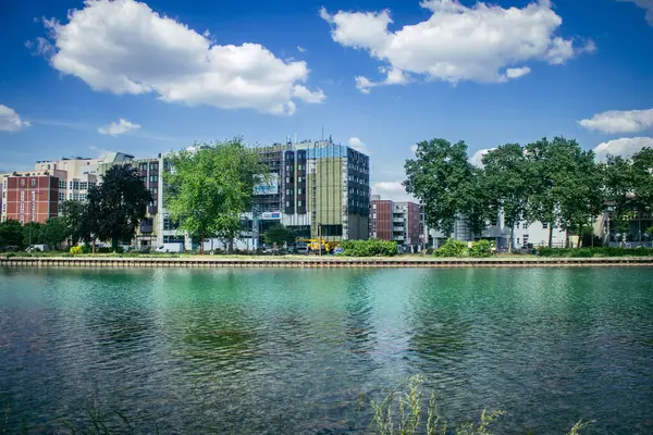 Reims, Fransa, 15 Mayıs 2025 Reims şehri ve cepheleri. Kentsel mimari, Fransa 'nın en büyük kentlerinden birinde modern yapı ve tarihi yapıları harmanlayan olağanüstü bir yapı.