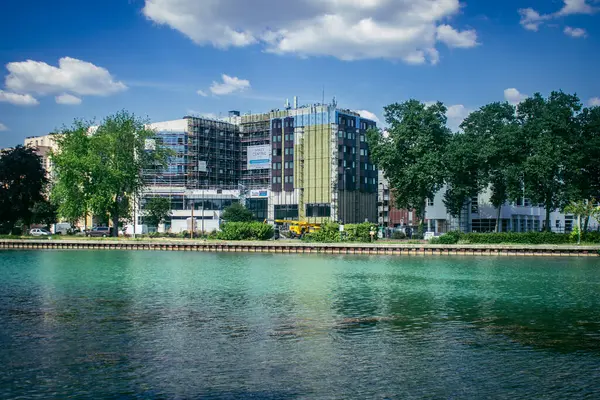 Reims, Fransa, 15 Mayıs 2025 Reims şehri ve cepheleri. Kentsel mimari, Fransa 'nın en büyük kentlerinden birinde modern yapı ve tarihi yapıları harmanlayan olağanüstü bir yapı.