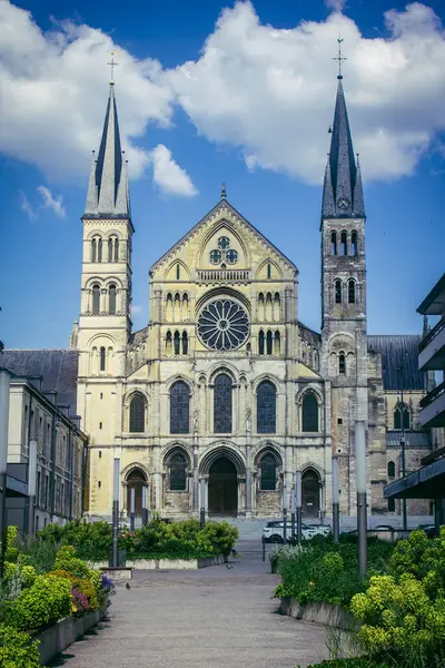 Reims, Fransa, 15 Mayıs 2025 Saint-Remi Bazilikası, Reims 'de bir ortaçağ manastırı kilisesidir. 11. yüzyılda kurulmuş ve Kuzey Fransa 'nın en büyük Romanesk kilisesidir..