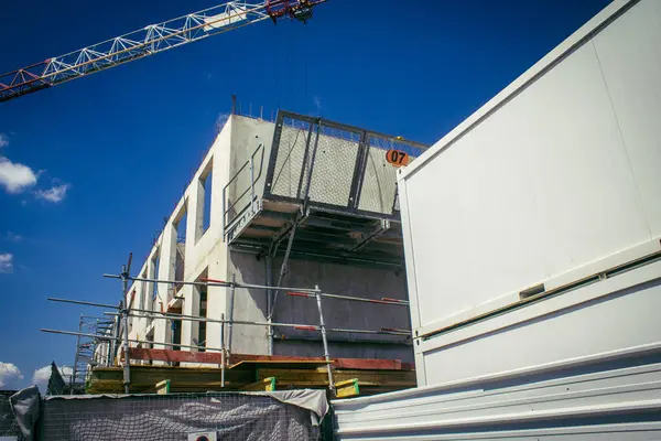 Bezannes, Fransa, 5 Mayıs 2025. Bezannes, Marne Bölümü 'nde 12 ünite apartman yapım aşamasında. Kısmen Fransa 'da bir ilk olan 3D beton yazıcı kullanılarak inşa ediliyor.