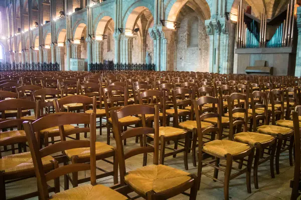 Reims, Fransa, 15 Mayıs 2025 Saint-Remi Bazilikası, Reims 'de bir ortaçağ manastırı kilisesidir. 11. yüzyılda kurulmuş ve Kuzey Fransa 'nın en büyük Romanesk kilisesidir..