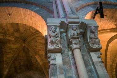 Reims, Fransa, 15 Mayıs 2025 Saint-Remi Bazilikası, Reims 'de bir ortaçağ manastırı kilisesidir. 11. yüzyılda kurulmuş ve Kuzey Fransa 'nın en büyük Romanesk kilisesidir..