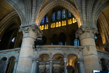 Reims, Fransa, 15 Mayıs 2025 Saint-Remi Bazilikası, Reims 'de bir ortaçağ manastırı kilisesidir. 11. yüzyılda kurulmuş ve Kuzey Fransa 'nın en büyük Romanesk kilisesidir..