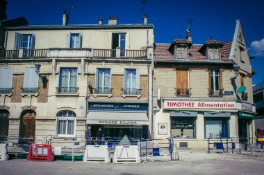 Reims, Fransa, 15 Mayıs 2025 Reims şehri ve cepheleri. Kentsel mimari, Fransa 'nın en büyük kentlerinden birinde modern yapı ve tarihi yapıları harmanlayan olağanüstü bir yapı.