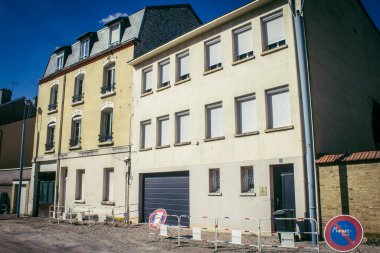 Reims, Fransa, 15 Mayıs 2025 Reims şehri ve cepheleri. Kentsel mimari, Fransa 'nın en büyük kentlerinden birinde modern yapı ve tarihi yapıları harmanlayan olağanüstü bir yapı.
