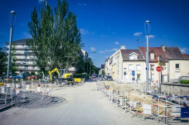 Reims, Fransa, 15 Mayıs 2025 Rue Gambetta 'da yenileme çalışmaları. Reims 'in en eski sokaklarından birini modernize edecek bu büyük projeyi gerçekleştirmek için kamu hizmetleri ekipmanları seferber ediliyor.