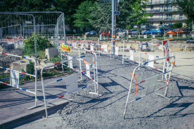 Reims, Fransa, 15 Mayıs 2025 Rue Gambetta 'da yenileme çalışmaları. Reims 'in en eski sokaklarından birini modernize edecek bu büyük projeyi gerçekleştirmek için kamu hizmetleri ekipmanları seferber ediliyor.