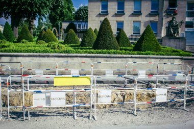 Reims, Fransa, 15 Mayıs 2025 Rue Gambetta 'da yenileme çalışmaları. Reims 'in en eski sokaklarından birini modernize edecek bu büyük projeyi gerçekleştirmek için kamu hizmetleri ekipmanları seferber ediliyor.